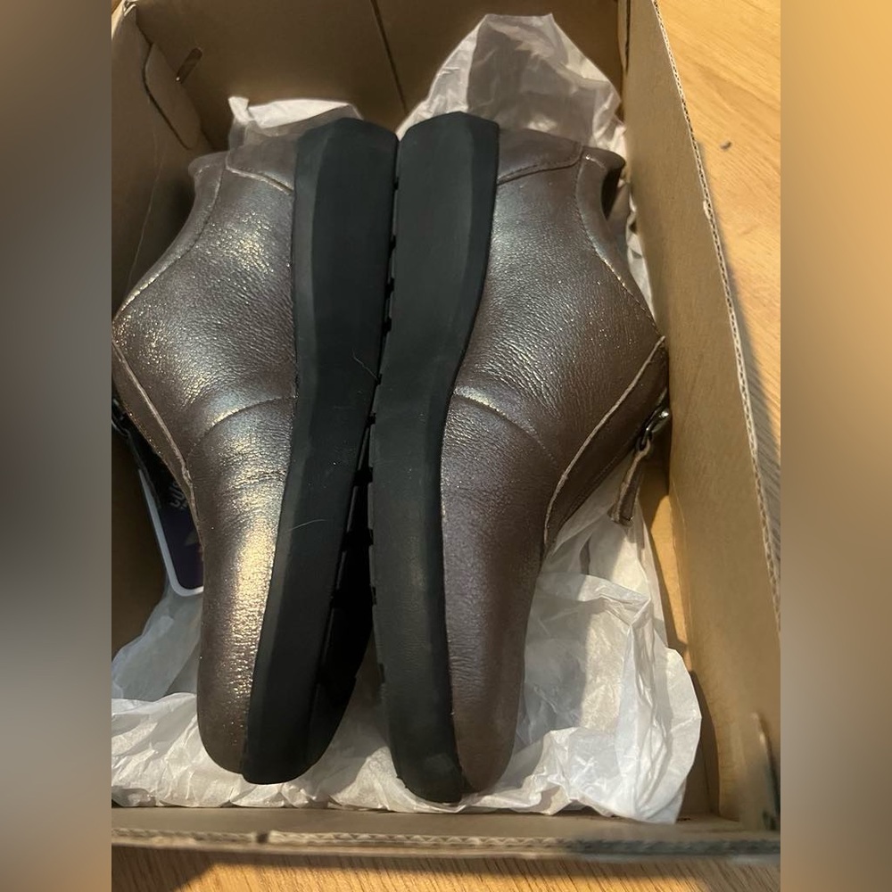 Clark’s Size 7.5 Shoes - Picture 3 of 13